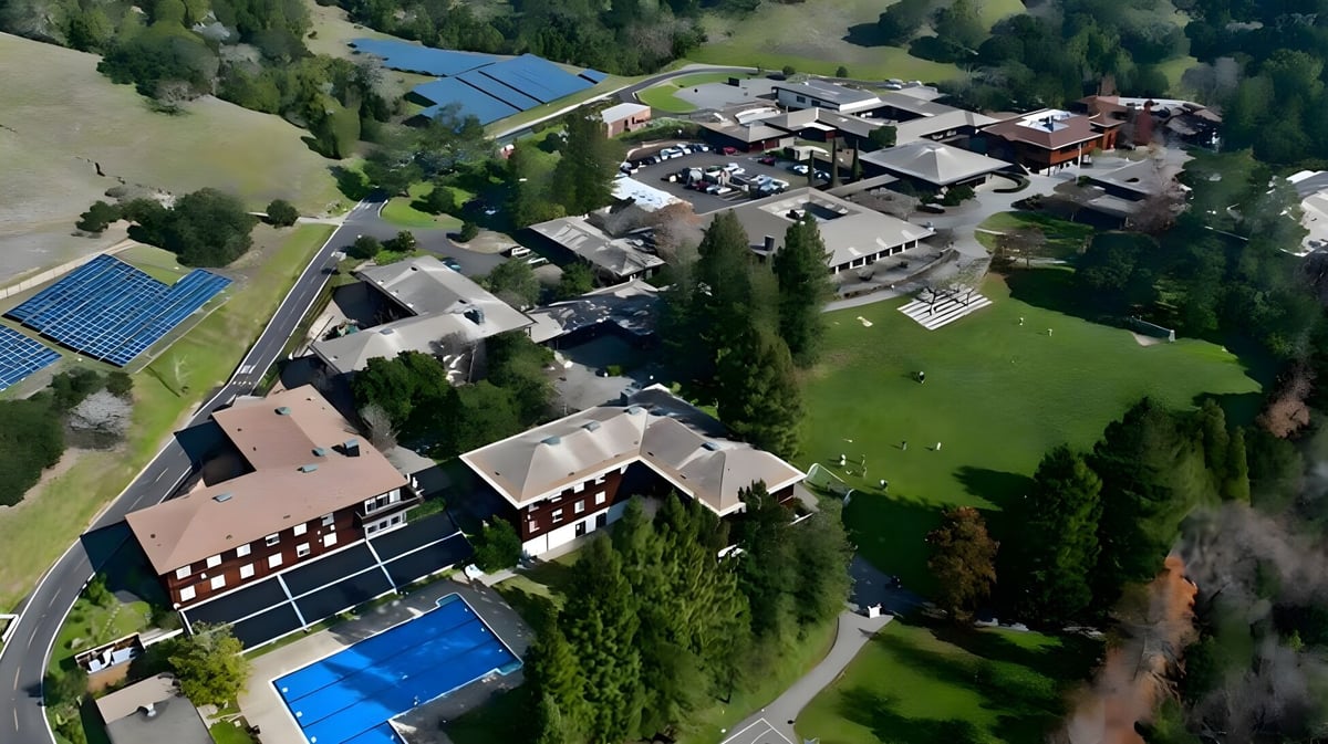 Ein malerisches alpines Dorf mit traditionellen Gebäuden und Solarpanels in der Nähe der San Domenico School.