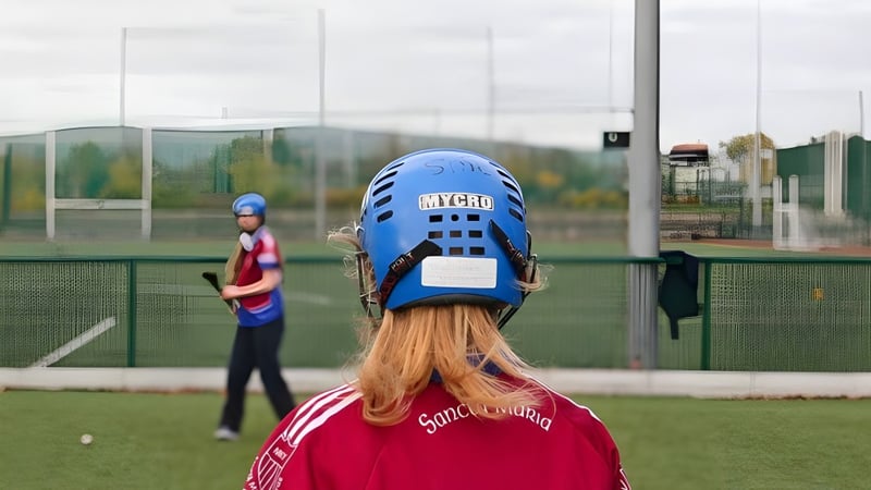 Eine Person mit blauem Helm steht auf einem Spielfeld auf dem Campus von Sancta Maria College in Ballyroan.