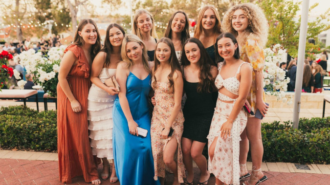 Eine Gruppe junger Frauen posiert im Garten auf dem Campus des Sancta Maria College.