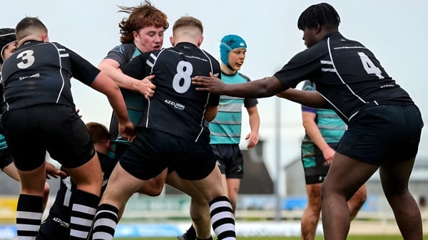 Eine Gruppe von Rugbyspielern des Sancta Maria College sind in einer Spielsituation auf dem Sportfeld zu sehen.