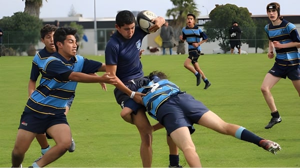 Schüler des Sancta Maria College spielen ein Rugbyspiel auf dem Sportfeld vor den Schulgebäuden.