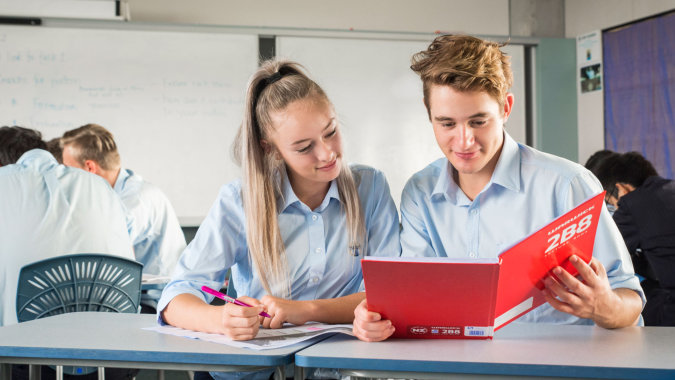 Zwei Schüler arbeiten gemeinsam an einem Projekt im Klassenraum des Sancta Maria College.