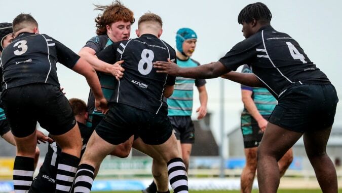 Schüler des Sancta Maria College nehmen an einer sportlichen Aktivität auf einem Außenfeld teil.