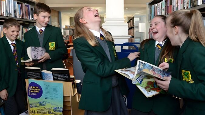 Schüler der Sandford Park School Dublin unterhalten sich lebhaft in der Schulbibliothek.