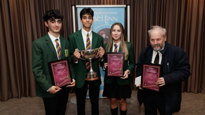 Schüler der Sandford Park School Dublin erhalten bei einer Preisverleihung Auszeichnungen vor einem Hintergrund mit dem Schriftzug The Inn.