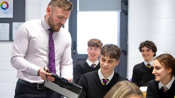 Ein Lehrer erklärt einer Gruppe Schüler im Klassenzimmer der Sandford Park School eine Unterrichtsstunde.