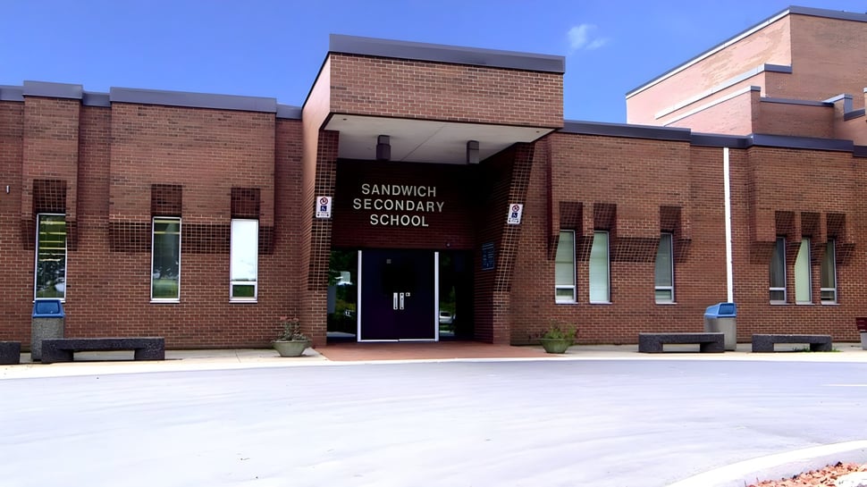 Das Backsteingebäude der Sandwich Secondary School unter klarem blauem Himmel.