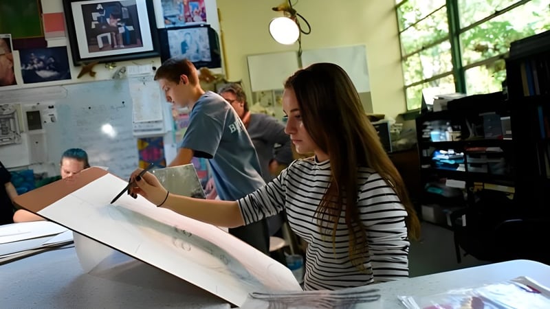 Eine Gruppe Schüler lernt gemeinsam in einem Klassenraum der Sandy Spring Friends School.