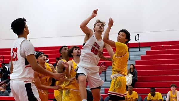 Schüler spielen ein Basketballspiel auf dem Spielfeld des Santa Barbara City College.