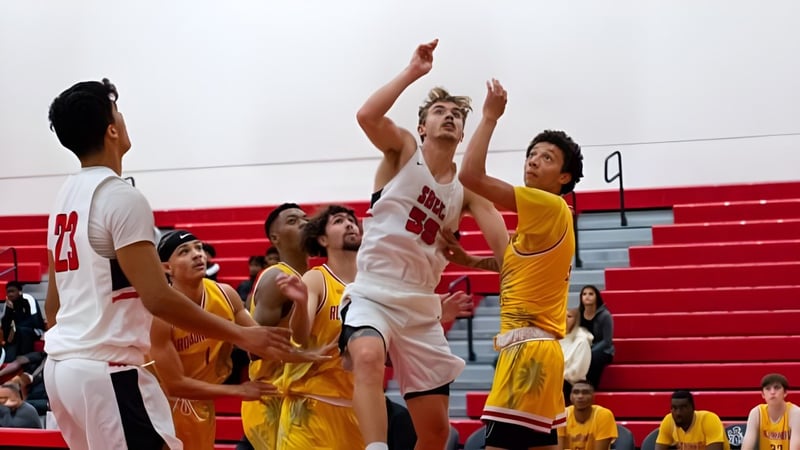 Schüler spielen ein Basketballspiel auf dem Spielfeld des Santa Barbara City College.