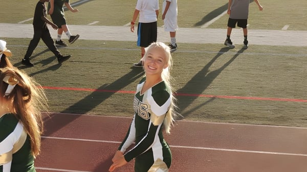 Schülerinnen und Schüler der Santa Barbara High School stehen auf dem Sportfeld mit Linien und Markierungen.