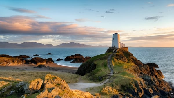 Ein Leuchtturm steht auf einer felsigen Klippe mit Blick auf die Küstenlandschaft nahe dem Gelände des Scarborough College.