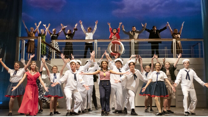 Eine Gruppe von Schülerinnen und Schülern des Schull Community College steht in verschiedenen Kostümen auf der Bühne vor einem dramatischen Sturmhimmel.