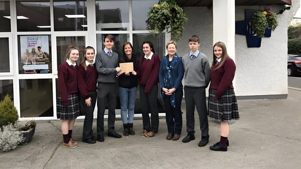 Eine Gruppe Schüler steht vor einem Gebäude auf dem Campus der Scoil Dara.