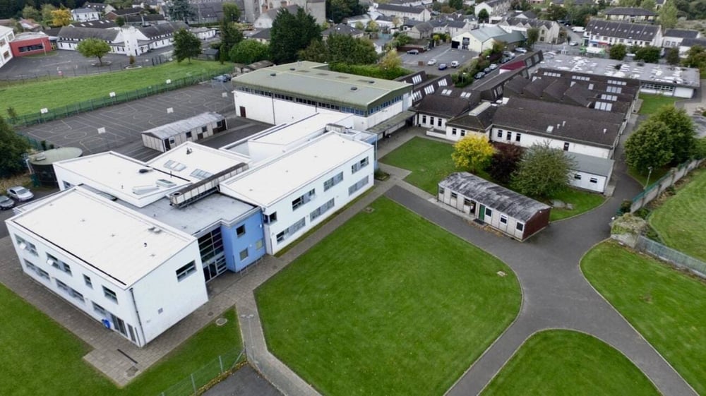 Vogelperspektive auf eine Stadt mit modernen und traditionellen Gebäuden nahe der Scoil Dara.