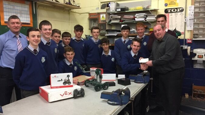 Schüler der Scoil Mhuire gan Smál arbeiten gemeinsam an elektronischen Geräten im Klassenzimmer.