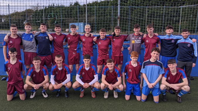 Eine Gruppe von Schülerinnen und Schülern der Scoil Mhuire gan Smál posiert gemeinsam auf dem Fußballfeld.