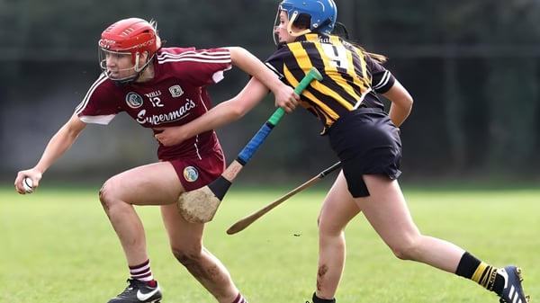 Zwei Athletinnen spielen Fußball während eines Wettkampfs auf dem Sportplatz der Scoil Mhuire Kanturk.