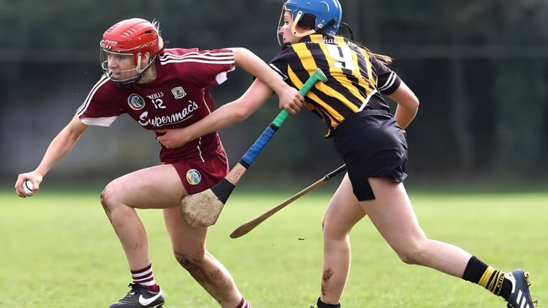 Zwei Athletinnen spielen Fußball während eines Wettkampfs auf dem Sportplatz der Scoil Mhuire Kanturk.