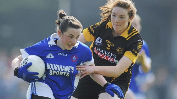 Zwei Rugby-Spielerinnen kämpfen auf dem Spielfeld der Scoil Mhuire (Strokestown) um den Ball.