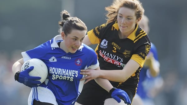 Zwei Rugbyspielerinnen kämpfen auf dem Spielfeld der Scoil Mhuire (Strokestown) um den Ball.