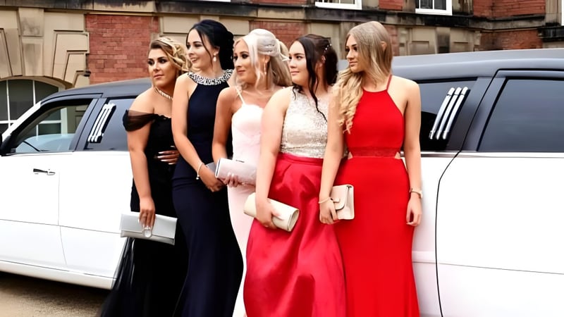 Schülerinnen der Scoil Ruáin stehen vor einer weißen Limousine vor einem Backsteingebäude.