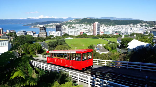 Eine rote Seilbahn bietet auf dem Gelände des Scots College eine Panoramaansicht der Stadt mit Wolkenkratzern und Bergen im Hintergrund.
