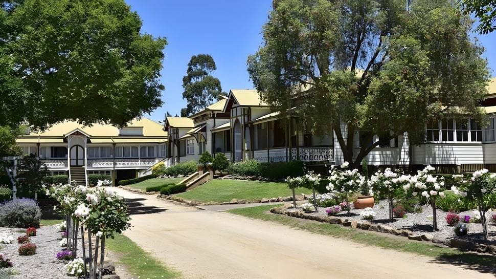 Der gepflegte Gartenweg führt zu einem mehrstöckigen Gebäude auf dem Gelände des Scots PGC College.
