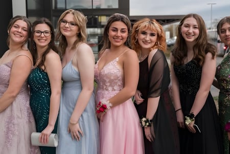 Eine Gruppe junger Frauen in festlicher Kleidung posiert gemeinsam vor einem Gebäude auf dem Gelände des Scots PGC College.