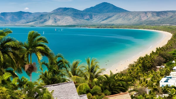 Eine tropische Strandlandschaft mit kristallklarem Wasser und Palmen, aufgenommen in der Nähe von Scots PGC College.