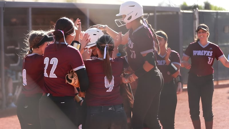 Eine Gruppe Schüler im Scottsdale Unified School District steht auf dem Sportfeld vor einem Schulgebäude.