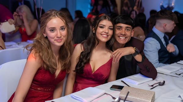 Drei Schülerinnen des Seaford College in formeller Kleidung posieren gemeinsam bei einer Feier.