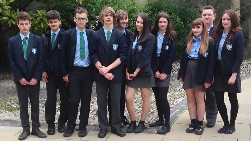 Eine Gruppe von Schülerinnen und Schülern steht im Garten auf dem Gelände der Seaford Head School.