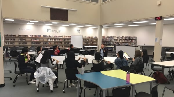 Schülerinnen und Schüler der Seaquam Secondary School arbeiten in der Bibliothek an Tischen mit Büchern und Materialien.