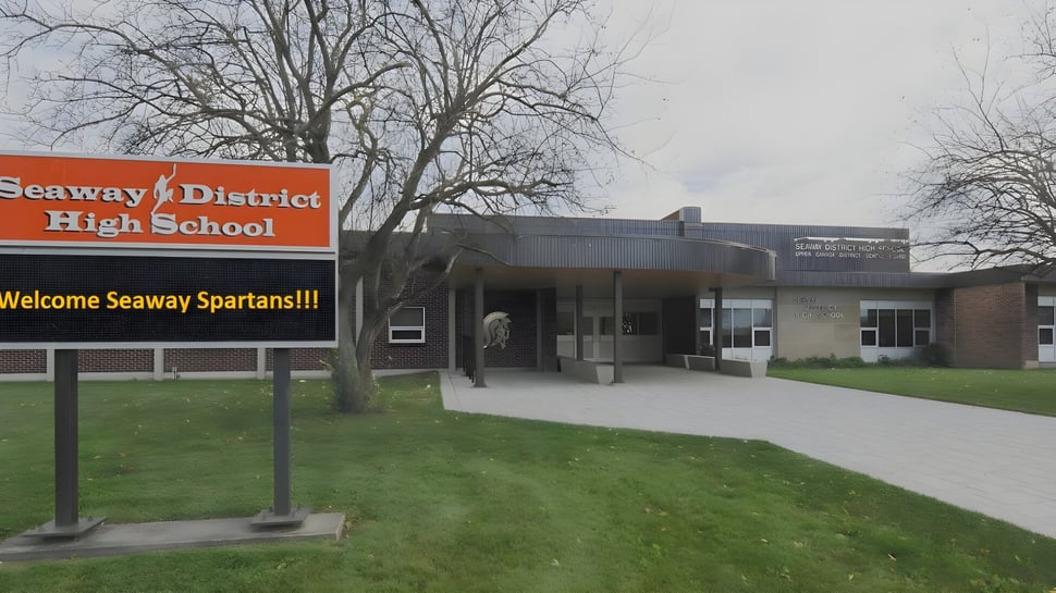 Die Außenansicht von Seaway District High School mit einem großen Willkommensschild für die Seaway Spartans im Vordergrund.