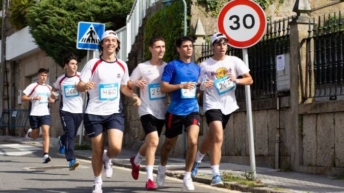 Eine Gruppe von Schülerinnen und Schülern der SEK International School El Castillo läuft gemeinsam auf einer Straße in der Stadt.