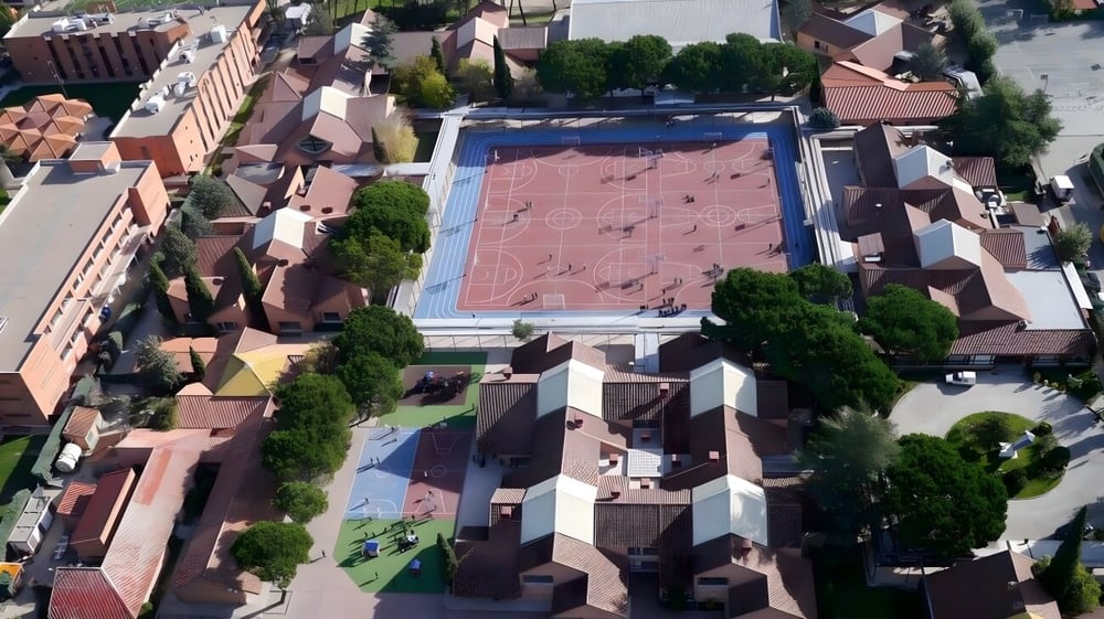Luftaufnahme der historischen Gebäude und Grünflächen auf dem Gelände der SEK International School El Castillo.