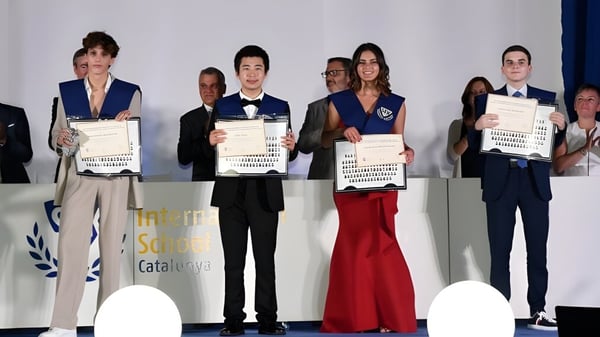 Eine Gruppe Schüler der SEK International School Catalunya steht auf der Bühne und hält Zertifikate in der Hand.