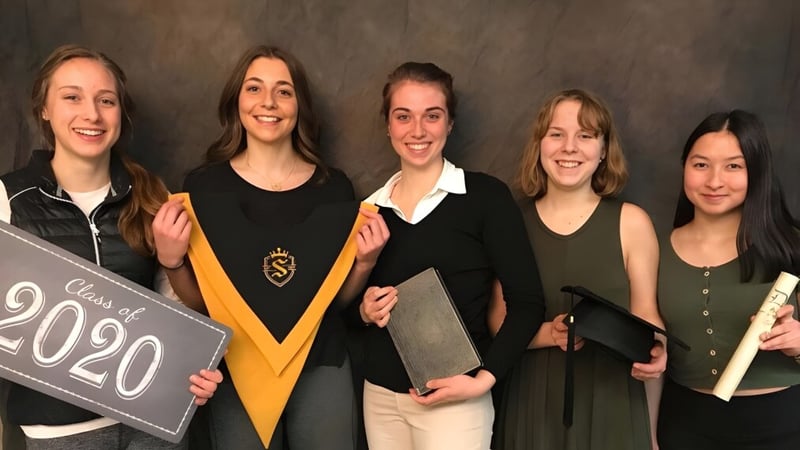Fünf Schülerinnen der Selkirk Secondary School stehen zusammen und halten ein Schild mit der Aufschrift Class of 2020.