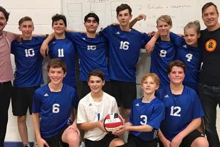 Eine Gruppe von Schülerinnen und Schülern der Selkirk Secondary School posiert als Volleyballteam in der Sporthalle.