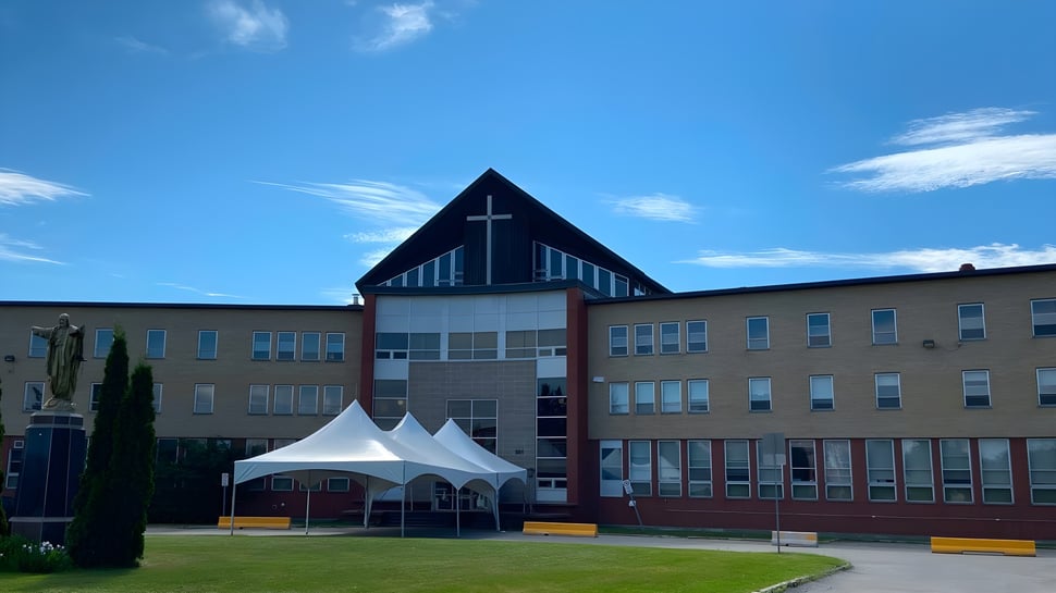 Das moderne mehrstöckige Gebäude mit dem dreieckigen Dach auf dem Campus des Séminaire de Chicoutimi.