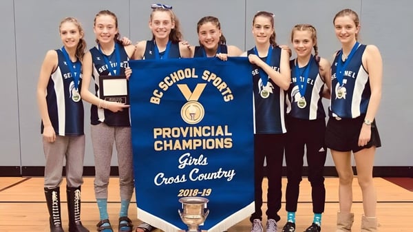 Schülerinnen der Sentinel Secondary School halten stolz ein Banner als Provinzmeister im Mädchen-Crosslauf der Saison 2018-19.