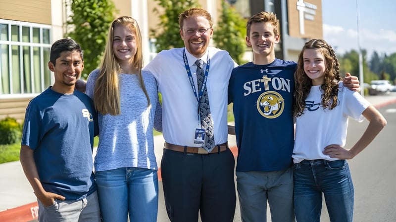 Eine Gruppe Schüler steht vor einem Gebäude auf dem Campus der Seton Catholic High School.