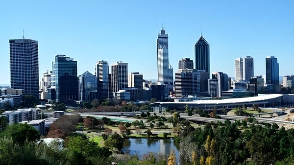 Moderne Stadtsilhouette mit hohen Wolkenkratzern und einem See im Vordergrund, aufgenommen nahe dem Sevenoaks Senior College.