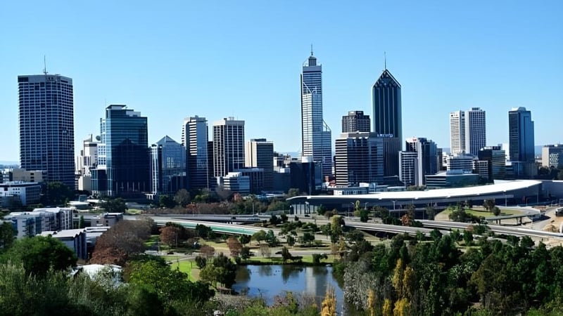 Moderne Stadtsilhouette mit hohen Wolkenkratzern und einem See im Vordergrund, aufgenommen nahe dem Sevenoaks Senior College.