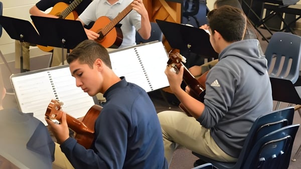 Schüler der Seycove Secondary School bei einer Musikprobe mit Instrumenten in einem Raum.