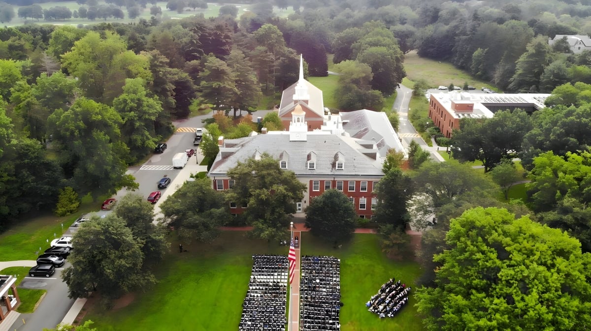 Das historische Gebäude mit einer weißen Kuppel auf dem Campus der Shady Side Academy ist von vielen Bäumen umgeben.