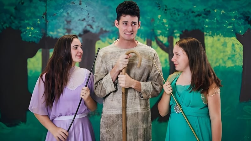 Drei Schüler der Shalom Christian Academy stehen gemeinsam im grünen Außenbereich mit Bäumen im Hintergrund.