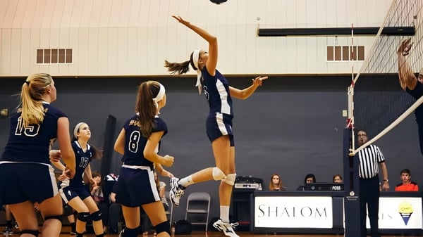 Eine Gruppe von Volleyballspielerinnen steht während eines Spiels auf dem Spielfeld der Shalom Christian Academy.