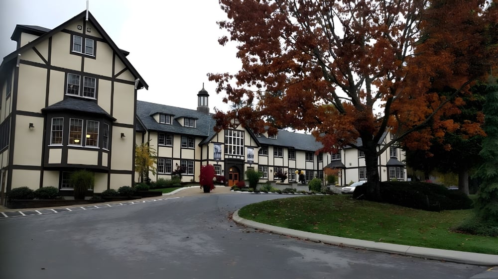 Eine herbstliche Dorfstraße mit bunten Bäumen und gepflegten Gebäuden auf dem Campus der Shawnigan Lake School.
